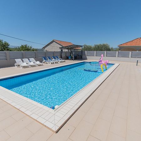 Spacious Villa For 10 With A Big Private Pool Trilj Exterior foto