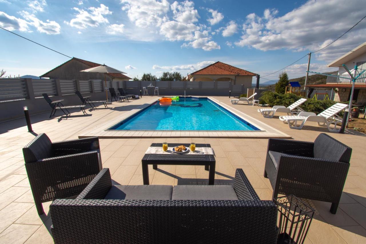 Spacious Villa For 10 With A Big Private Pool Trilj Exterior foto