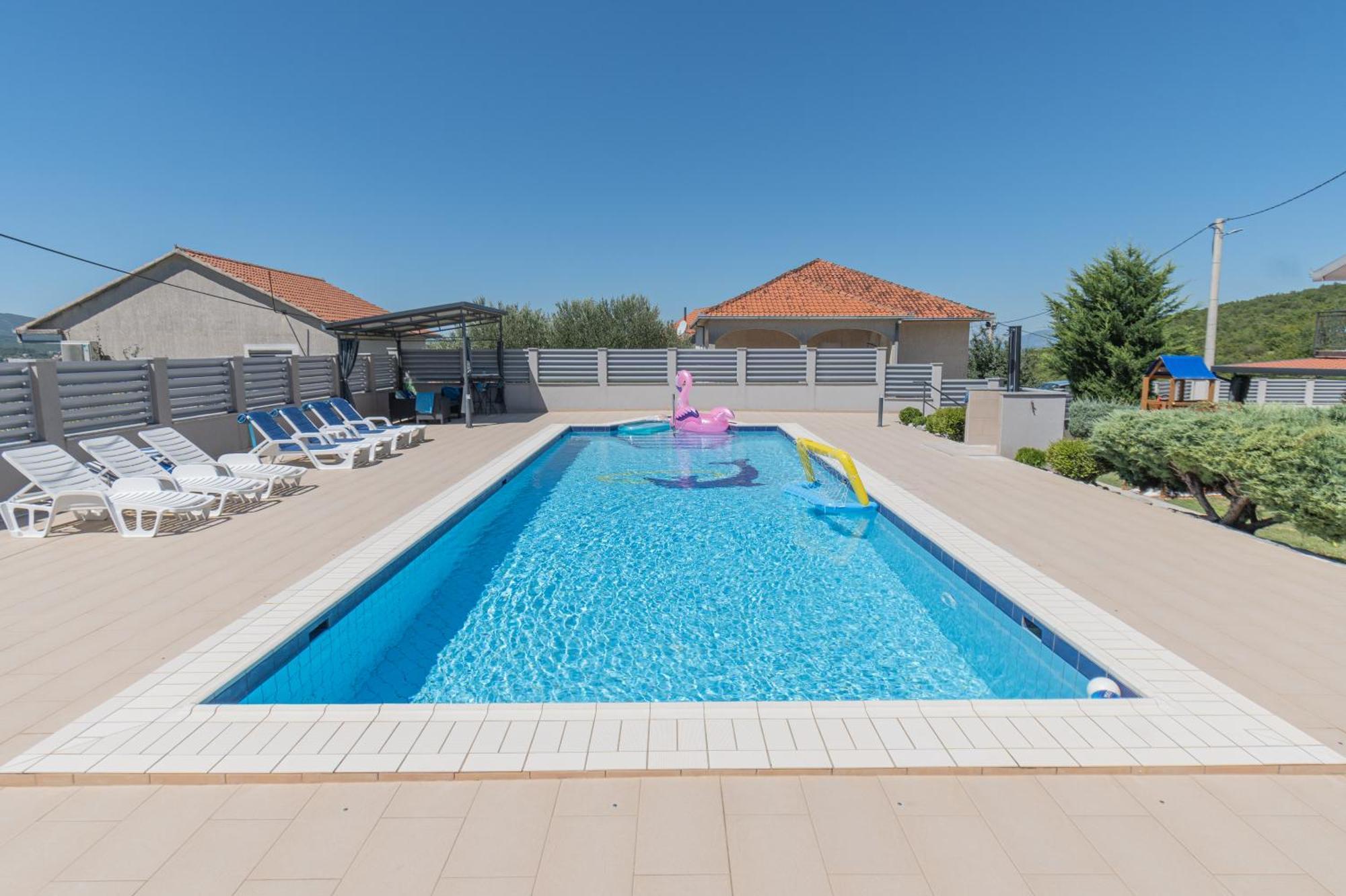 Spacious Villa For 10 With A Big Private Pool Trilj Exterior foto